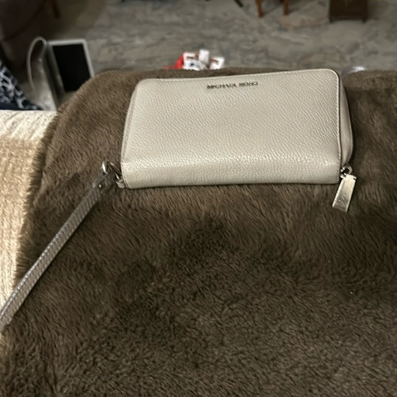 Michael Kors gray wristlet Apx 8 by 4 zipper closure with many inner pockets - Picture 1 of 7